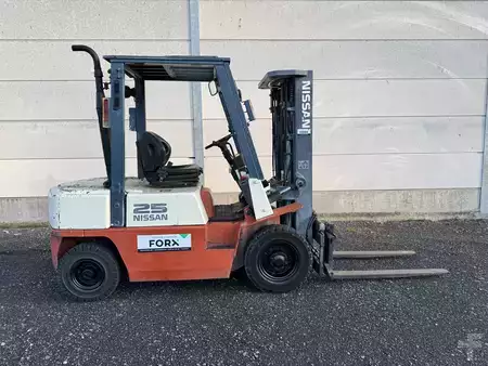 Traileri 2001  Nissan FD02A25Q (3)