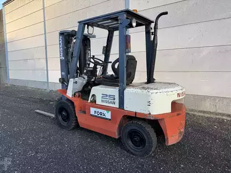 Traileri 2001  Nissan FD02A25Q (8)