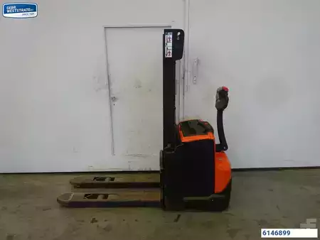 Hochhubwagen 2011  Toyota SWE100 (1)