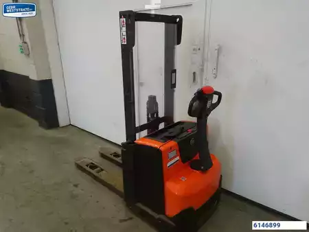 Hochhubwagen 2011  Toyota SWE100 (3)