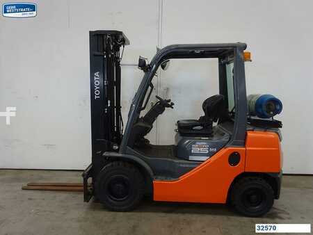 LPG Forklifts - Toyota 02-8FGF25 (1)