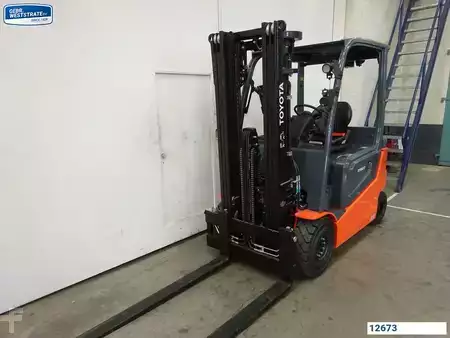 Elektryczne 4-kołowe 2025  Toyota 9FBM25T (2)