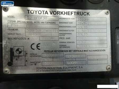 Chariots élévateurs diesel 2012  Toyota 8FDF30 (8)