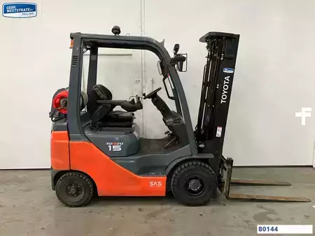 Empilhador a gás 2020  Toyota 8FGF15 (2)