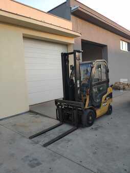 Propane Forklifts 2006  CAT Lift Trucks GP15N (1)