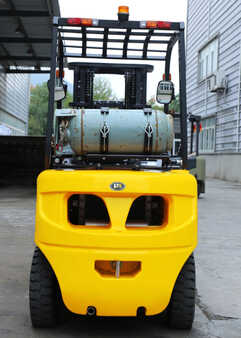 4 Wheels 2024  UN Forklift FL25T-NJX2 (3)