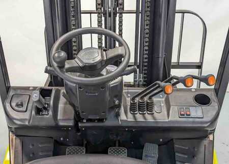 UN Forklift FL25T-NJX2