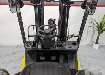 4 Wheels 2024  UN Forklift FL30T-NJX2 (9)