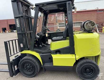 Propane Forklifts 1995  Clark CGP40 (2)