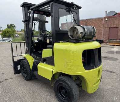 Propane Forklifts 1995  Clark CGP40 (5)