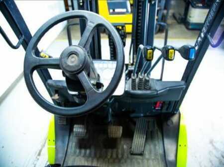 Propane Forklifts - Clark C25L (9)