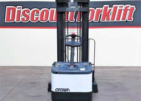 Pallet Stackers 2000  Crown WS2300-40 (4)