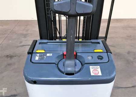 Pallet Stackers 2000  Crown WS2300-40 (9)