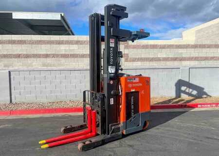 Montacargas de Pasillo Angosto 2016  Toyota 9BRU23 (6)