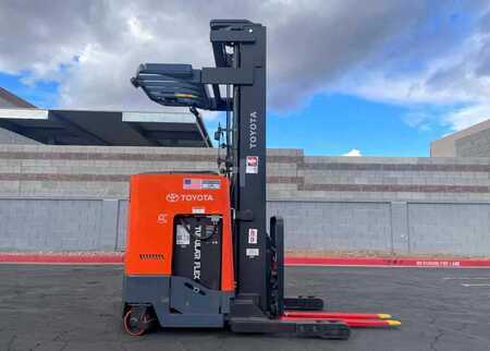 Montacargas de Pasillo Angosto 2016  Toyota 9BRU23 (1)