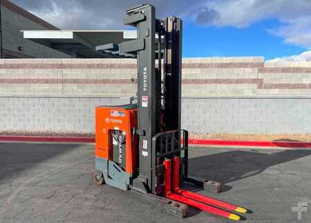 Montacargas de Pasillo Angosto 2016  Toyota 9BRU23 (5)