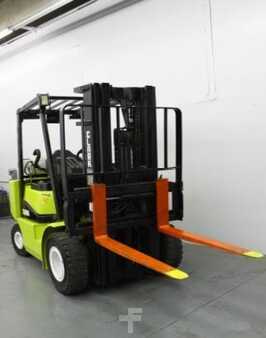 Propane Forklifts 1995  Clark CGP25 (3)