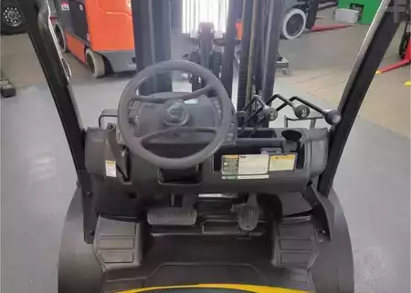 Propane Forklifts 2016  Yale GP060VX (9)