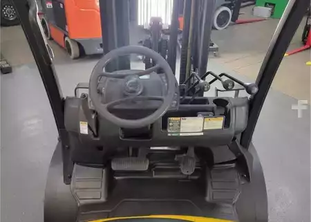 Propane Forklifts 2013  Yale GP060VX (9)