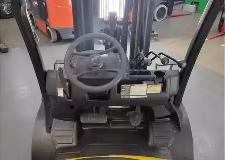 Propane Forklifts 2013  Yale GP060VX (9)
