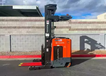 Montacargas de Pasillo Angosto 2019  Toyota 9BRU18 (2)