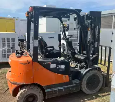 Diesel Forklifts 2017  Doosan G25P-5 (1)