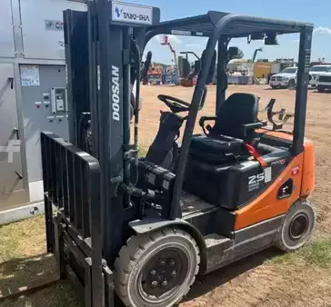 Diesel Forklifts 2017  Doosan G25P-5 (2)