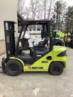 Montacargas diésel 2020  Clark S30D (1)