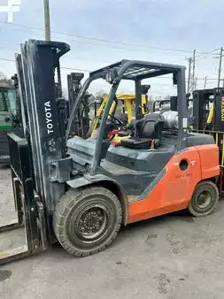 Diesel Forklifts 2016  Toyota 8FG45U (1)