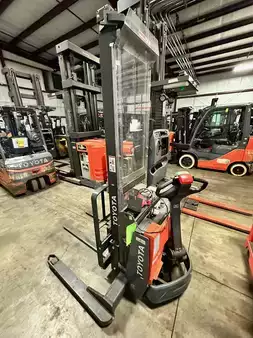 Stand-Up Rider Forklift 2015  Toyota 8BWS10 (1)