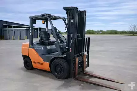 Montacargas diésel 2015  Toyota 8FDU30 (1)