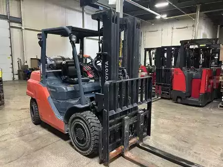 Propane Forklifts 2017  Toyota 8FG40U (1)