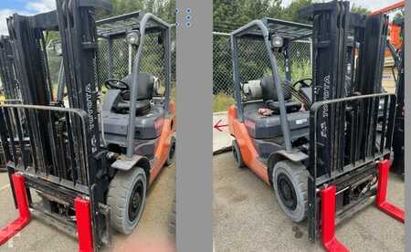 Propane Forklifts 2014  Toyota 8FGU25 (1)
