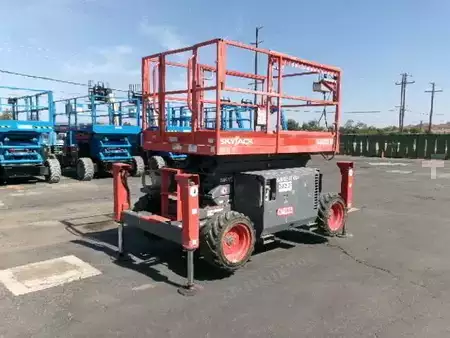 Montacargas Todo Terreno 2018  Skyjack SJ6832 RT (1)