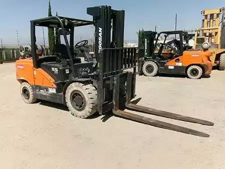 Montacargas diésel 2022  Doosan G55C-7 (1)