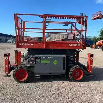 Montacargas Todo Terreno 2019  Skyjack SJ6832 RT (1)