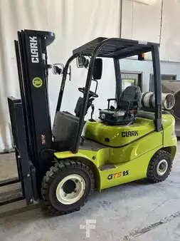 Propane Forklifts 2020  Clark GTS25L (1)