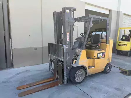 Propane Forklifts 2019  CAT Lift Trucks GC40K (1)