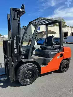 Montacargas diésel 2011  Toyota 8FDU30 (1)