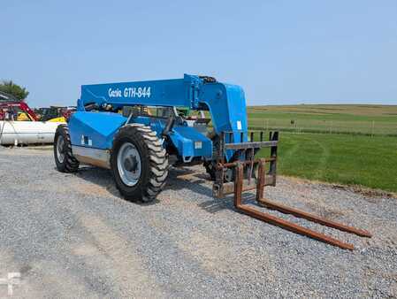 Manipulador Telescópico fijo 2013  Genie GTH-844 (2)