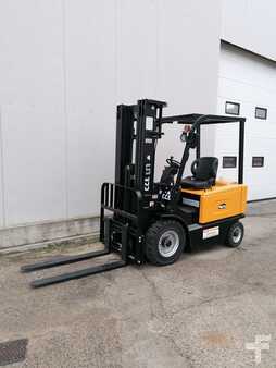 Elektromos 4 kerekű 2024  UN Forklift FB25 (1)