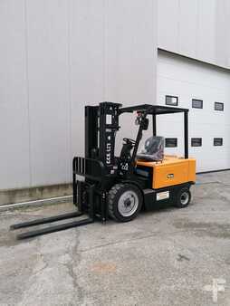 Elektromos 4 kerekű 2024  UN Forklift FB35 (1)