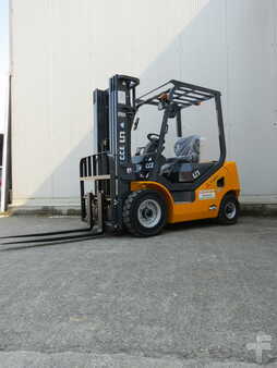 UN Forklift FD25T