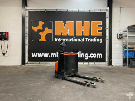 Porta-paletes elétrico 2010  BT LWE160 (1)