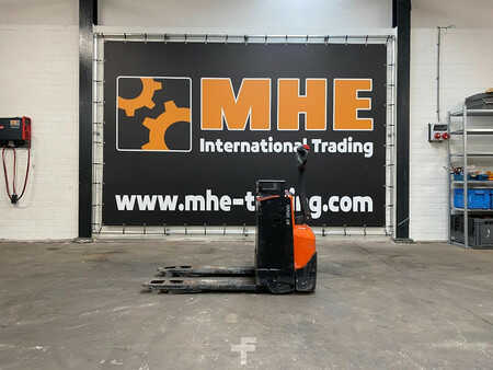 Porta-paletes elétrico 2010  BT LWE160 (2)