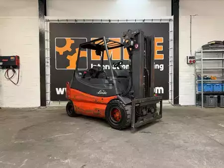 Carrelli elettrici 4 ruote 2006  Linde E30-03 (1)