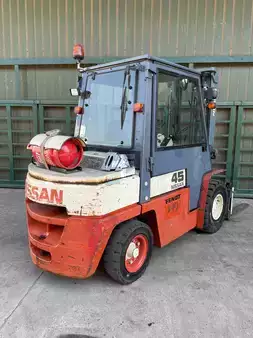 Chariots élévateurs GPL 1997  Nissan BFU3A450 (2)