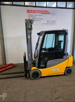 Carrelli elettrici 4 ruote 2020  Jungheinrich EFG 320 (4)