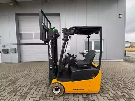 Carrelli elettrici 3 ruote 2015  Jungheinrich EFG113--EK (1)