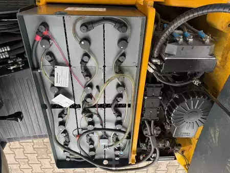Elektryczne 3-kołowe 2015  Jungheinrich EFG113 + Ladegerät 3698 (ist hinter 3699) --EK (14)